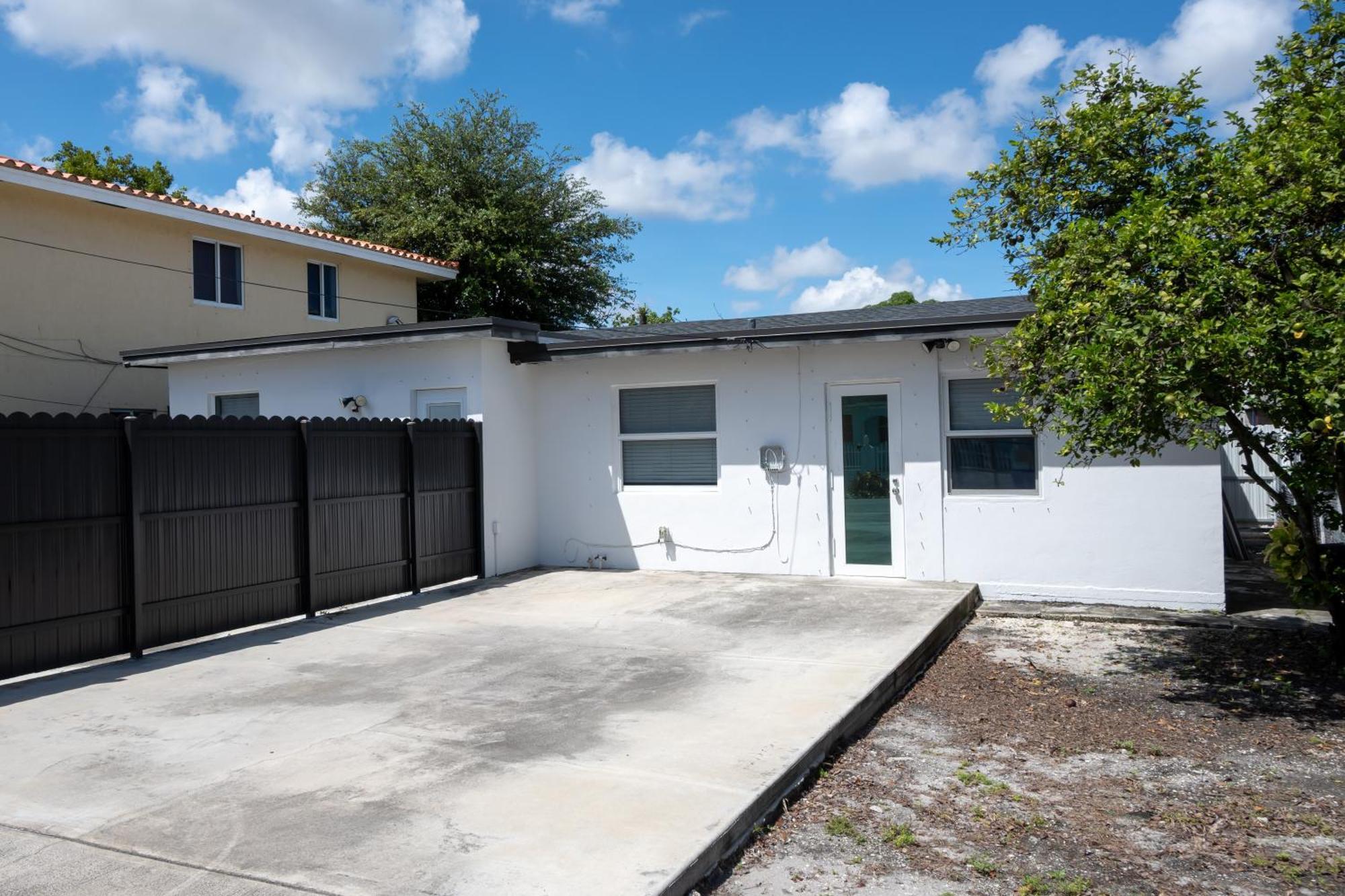 Getaway In Little Havana Near Airport, Wynwood, Calle 8 Brickell, Coral Gables And , Fenced Parking Apartment