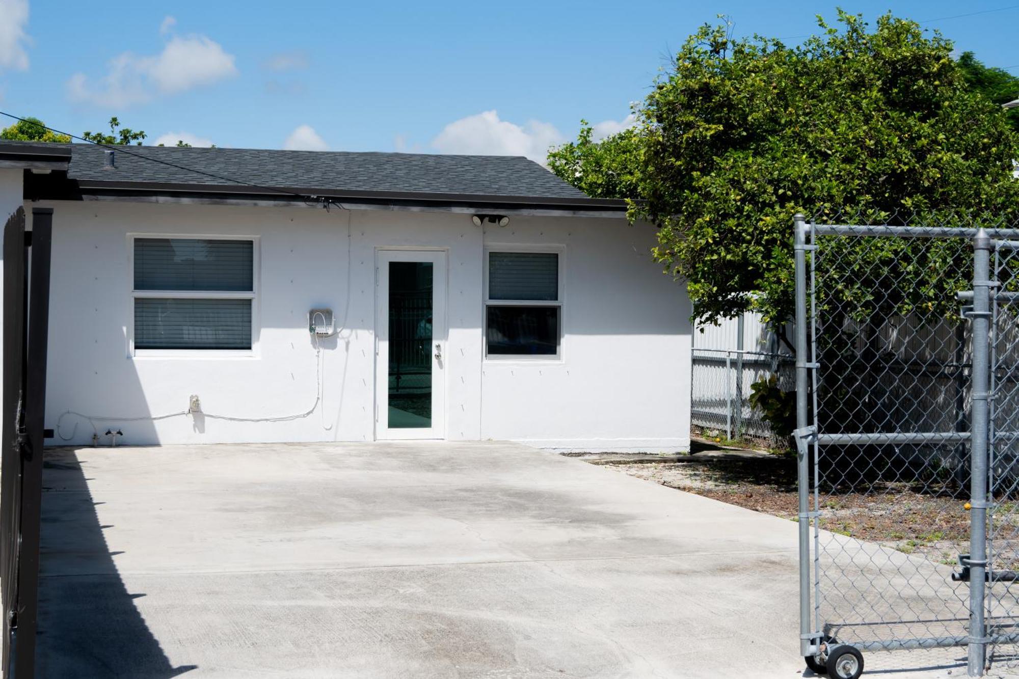 Getaway In Little Havana Near Airport, Wynwood, Calle 8 Brickell, Coral Gables And , Fenced Parking Apartment *