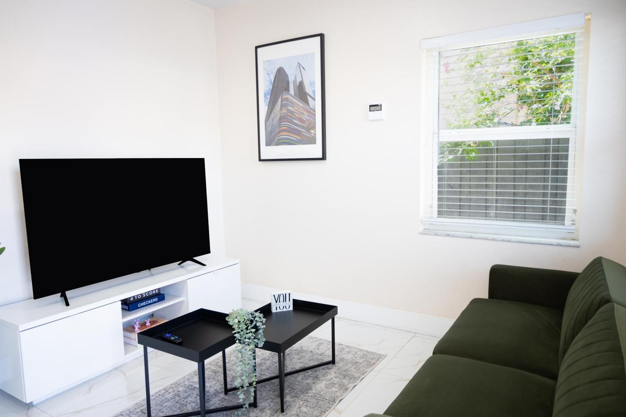 Apartment Cozy Airport, Kingbed, Fenced Parking - Little Havana Near Airport, Wynwood, Calle 8 Brickell, Coral Gables And *
