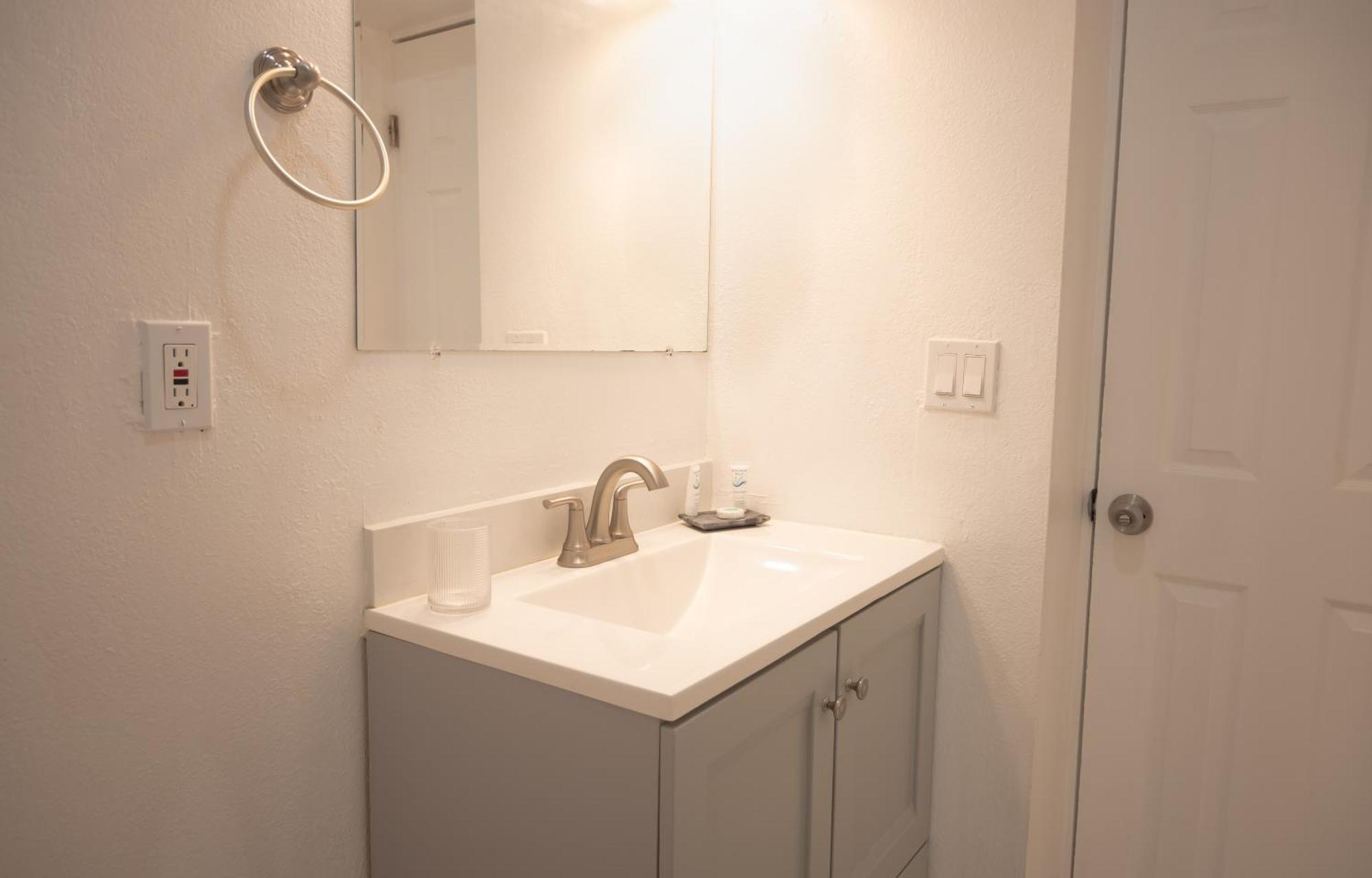 Apartment Cozy Airport, Kingbed, Fenced Parking - Little Havana Near Airport, Wynwood, Calle 8 Brickell, Coral Gables And Miami