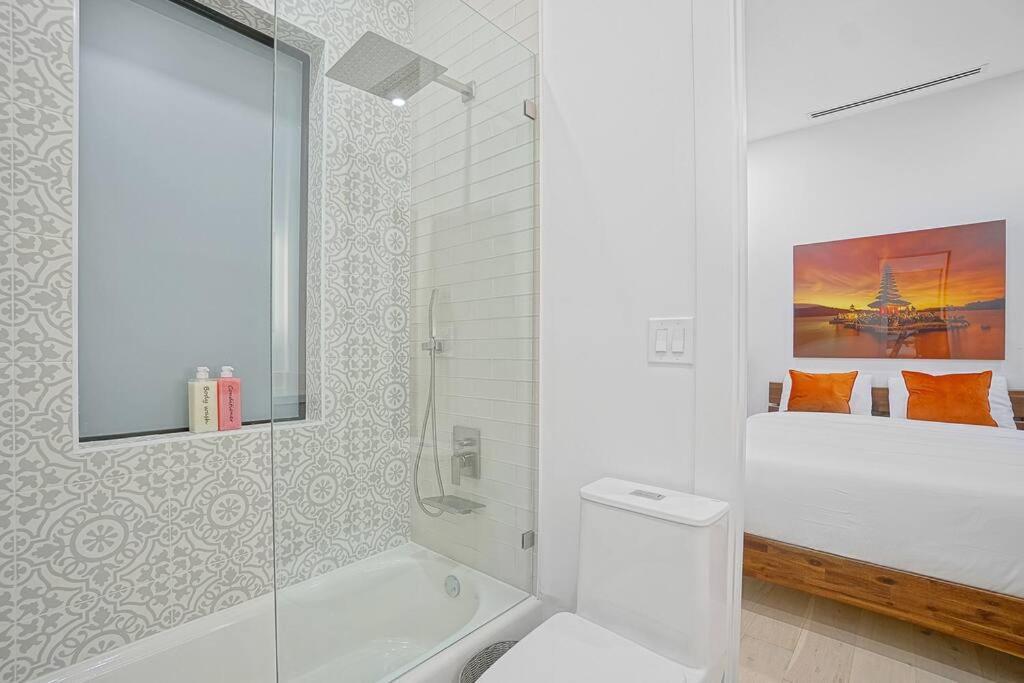 New Bali Style With Vast Pool & Jacuzzi And Outdoor Grilling Villa Miami