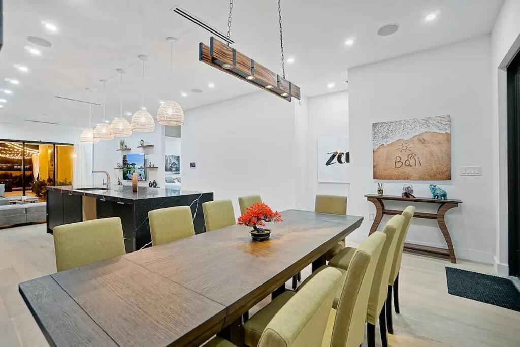 New Bali Style With Vast Pool & Jacuzzi And Outdoor Grilling *