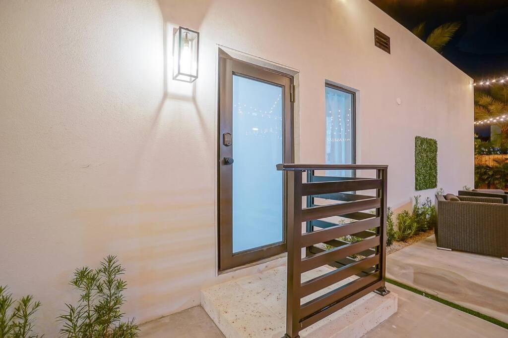 Villa New Bali Style With Vast Pool & Jacuzzi And Outdoor Grilling Miami
