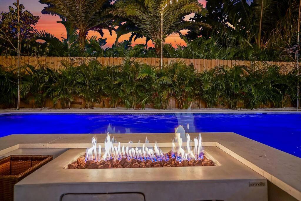 Villa New Bali Style With Vast Pool & Jacuzzi And Outdoor Grilling *