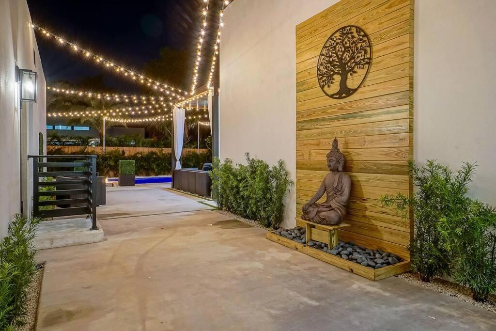 New Bali Style With Vast Pool & Jacuzzi And Outdoor Grilling Villa Miami