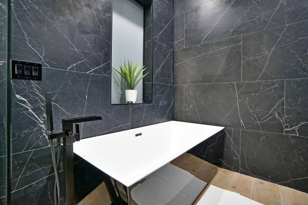New Bali Style With Vast Pool & Jacuzzi And Outdoor Grilling Miami