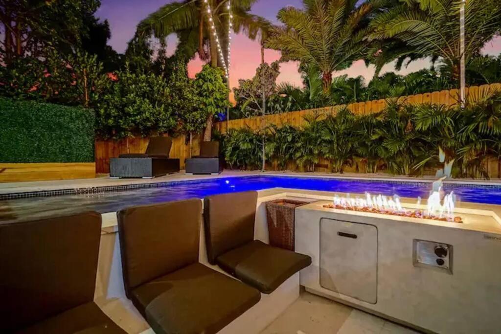 New Bali Style With Vast Pool & Jacuzzi And Outdoor Grilling *