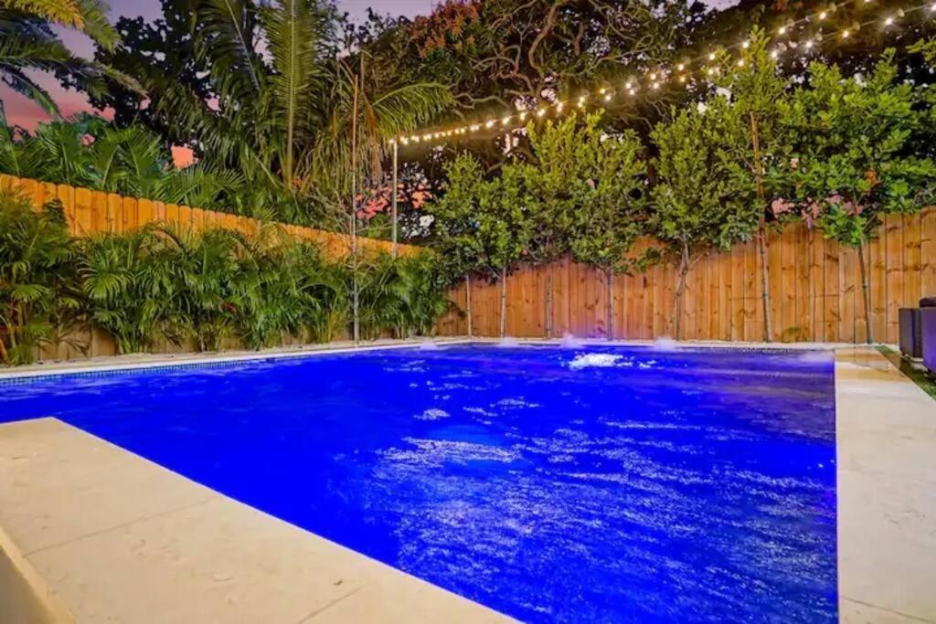New Bali Style With Vast Pool & Jacuzzi And Outdoor Grilling Miami