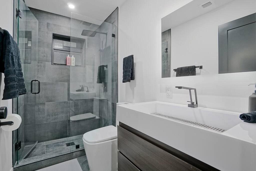 New Bali Style With Vast Pool & Jacuzzi And Outdoor Grilling
