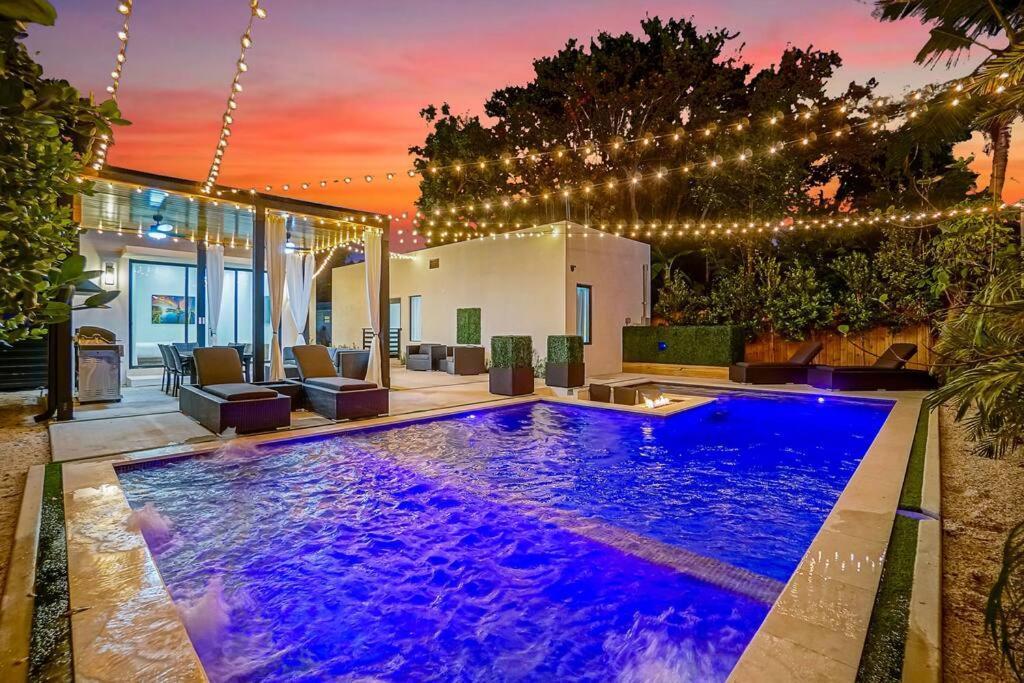 Villa New Bali Style With Vast Pool & Jacuzzi And Outdoor Grilling *