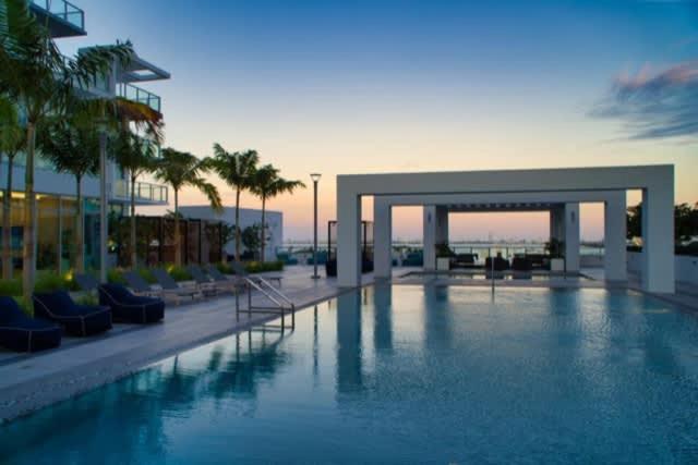 Modern 2-bedroom 2-bathroom Pool Parking Apartment