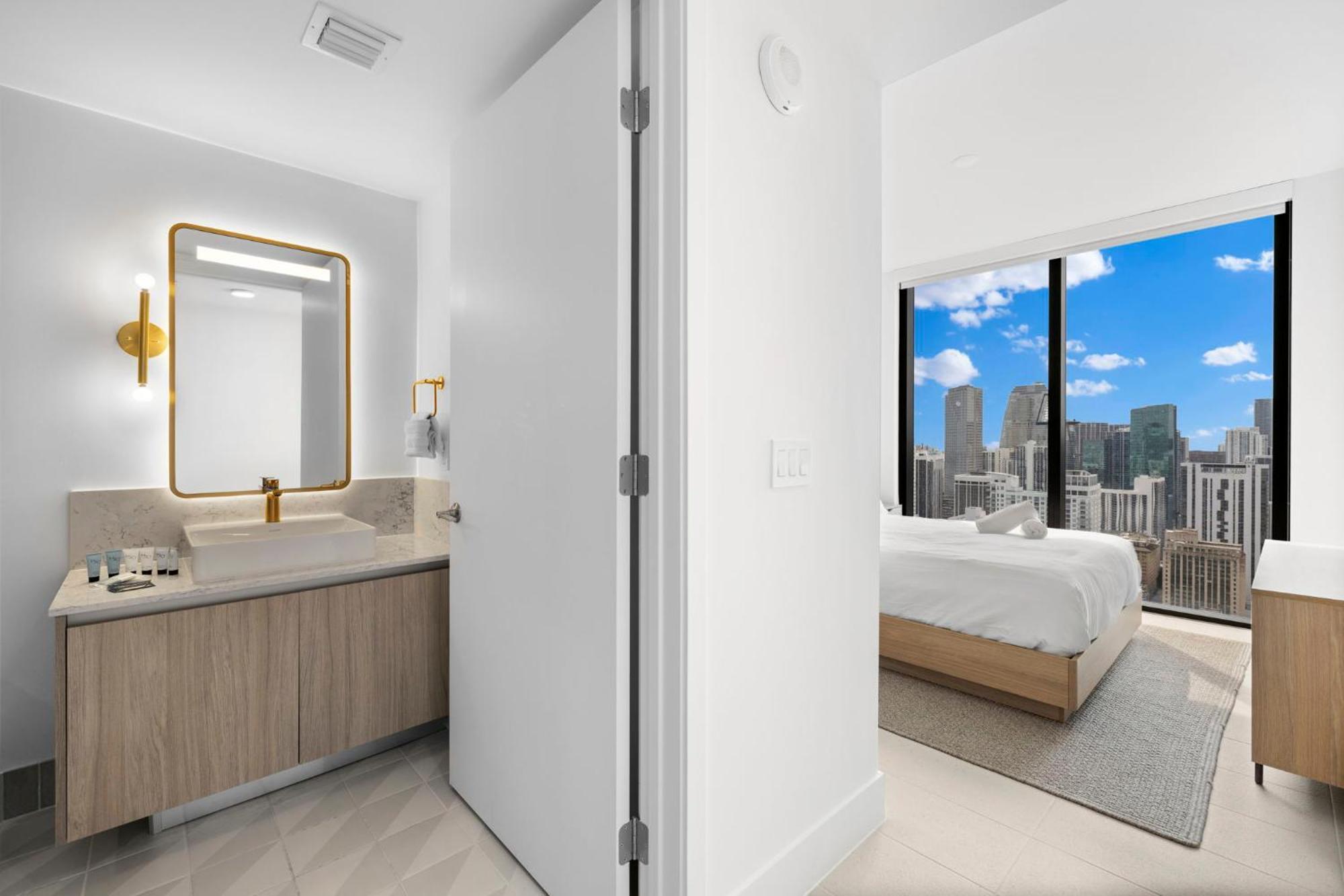 Lux Downtown W Free Parking
