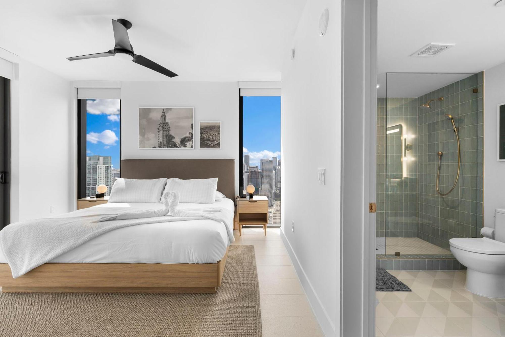 Lux Downtown W Free Parking Apartment *