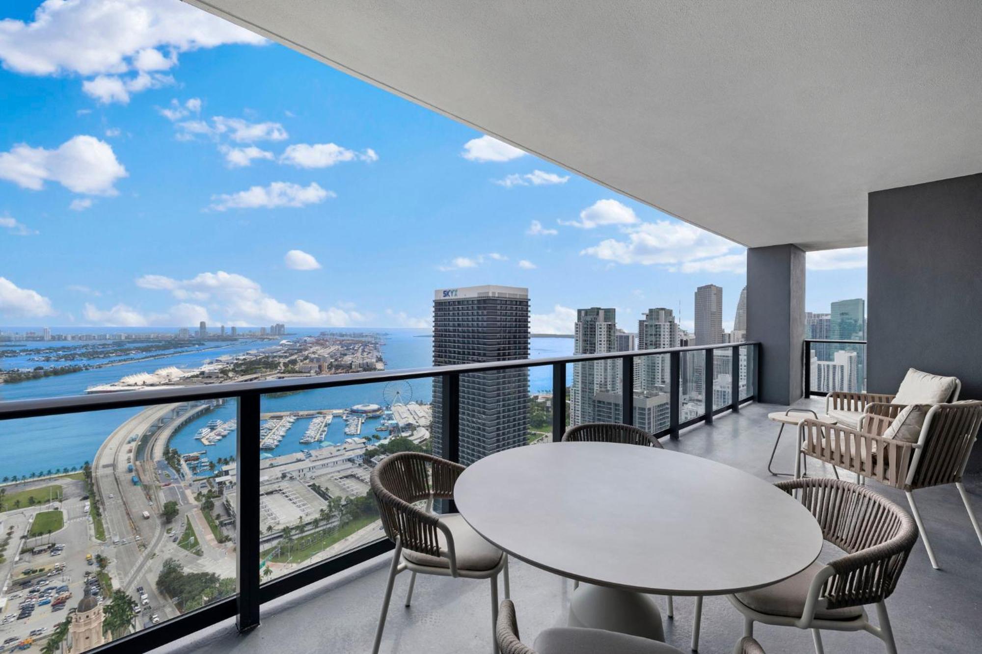 Lux Downtown W Free Parking *