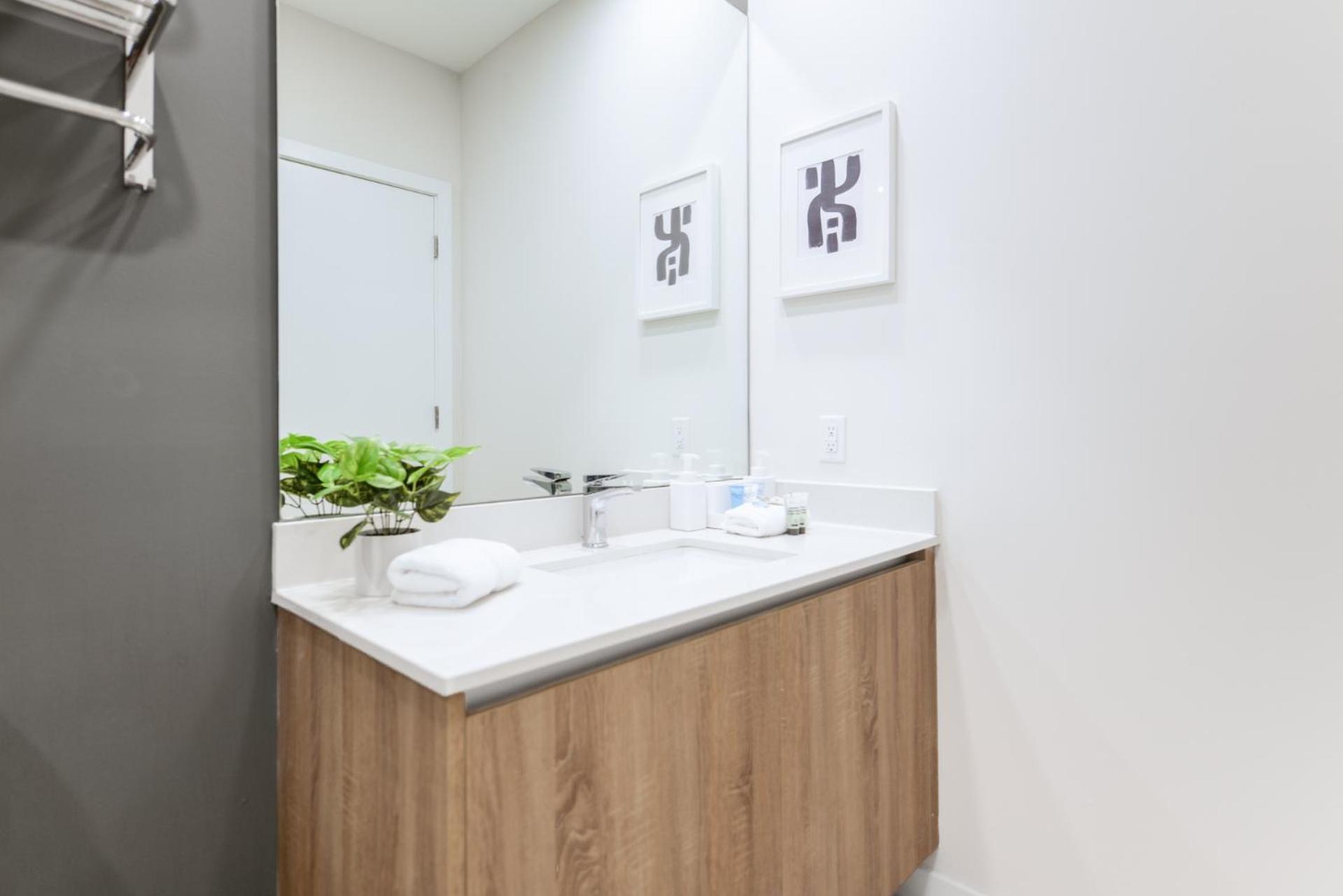 Luxury 1/1 + Den Modern In Design District Miami