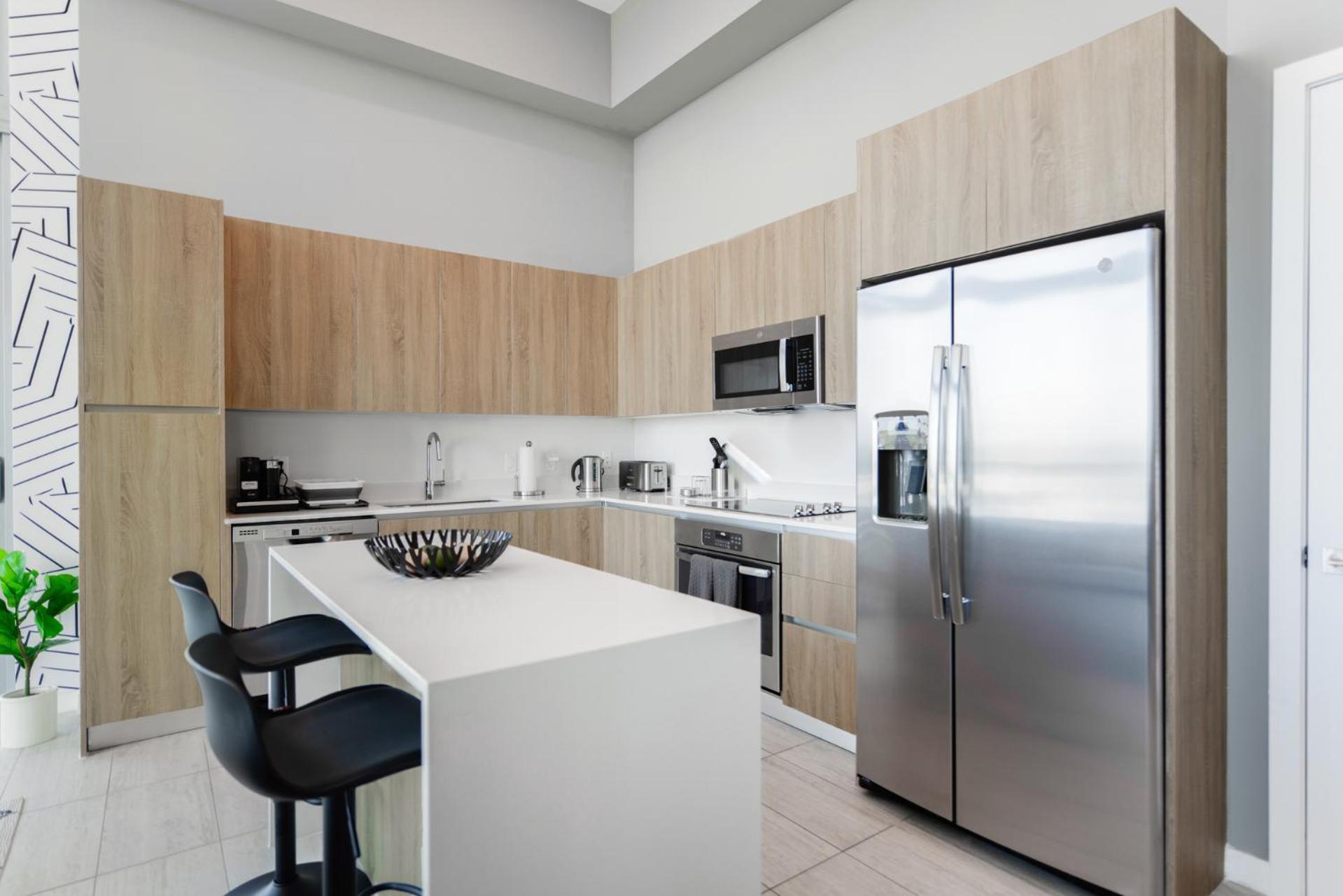Luxury 1/1 + Den Modern In Design District *