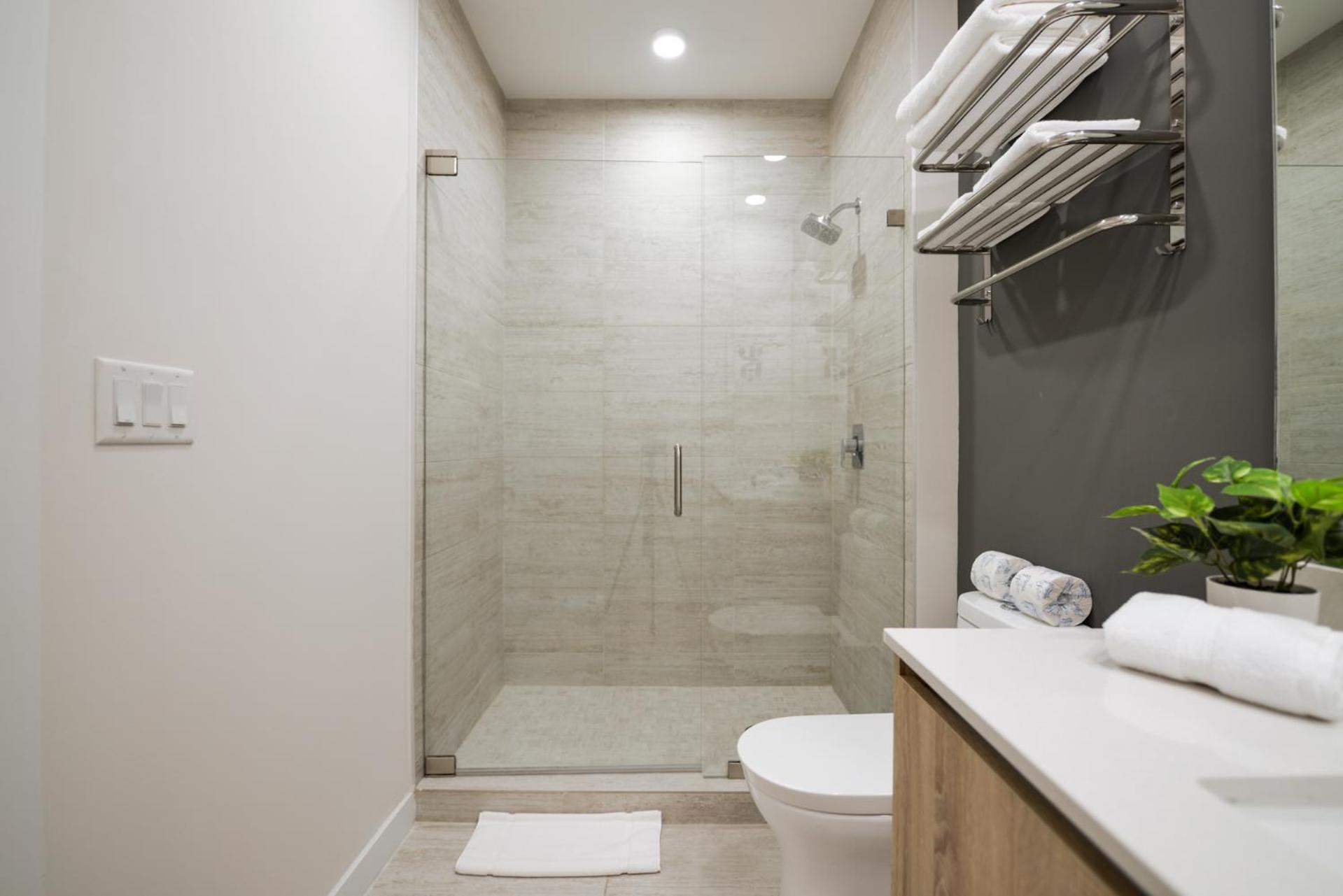 Luxury 1/1 + Den Modern In Design District Apartment *