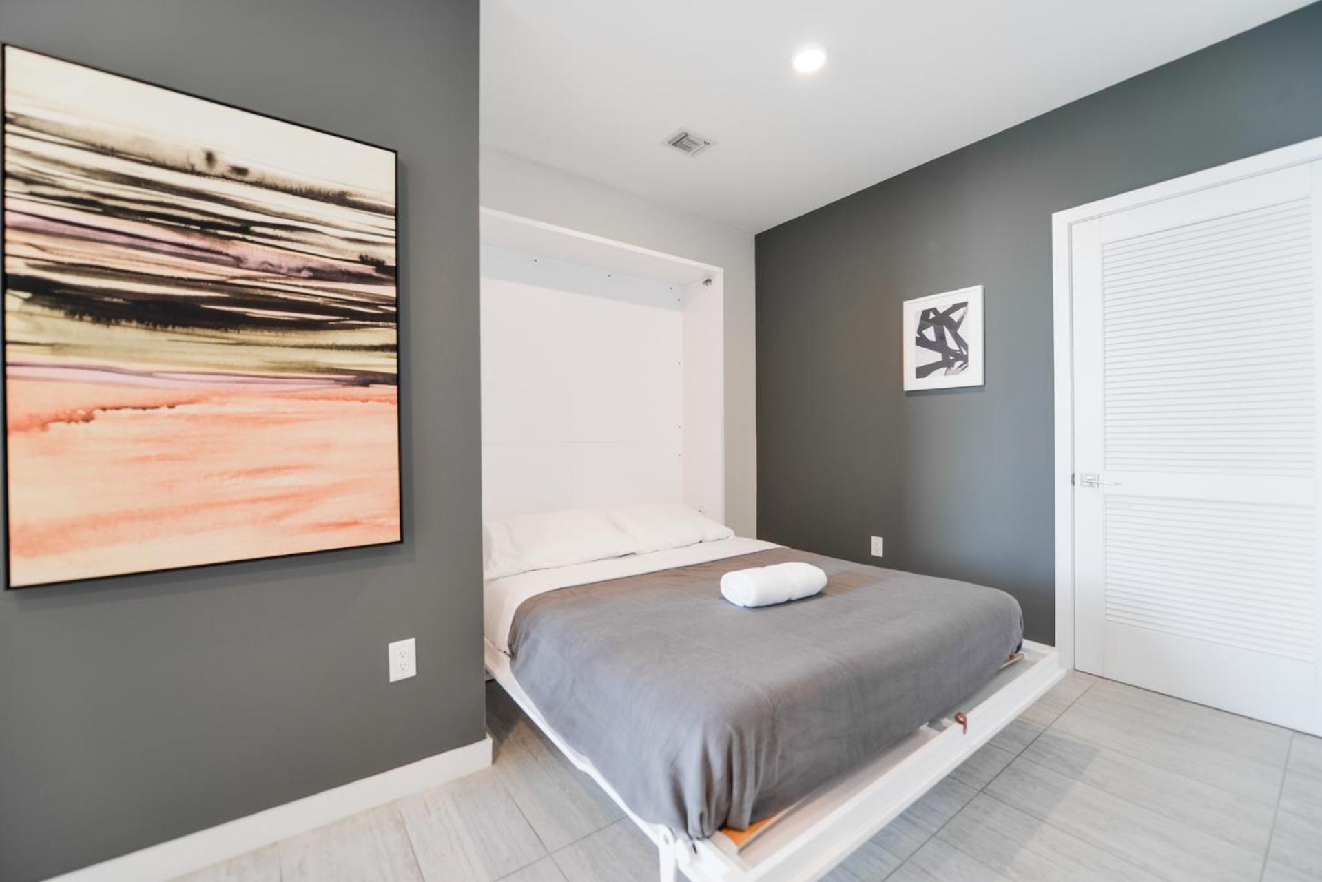 Luxury 1/1 + Den Modern In Design District Miami