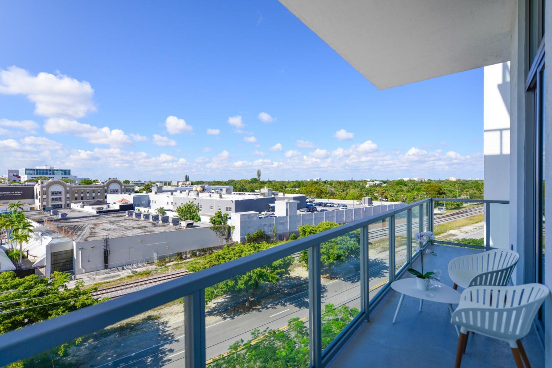 Apartment Luxury 1/1 + Den Modern In Design District *