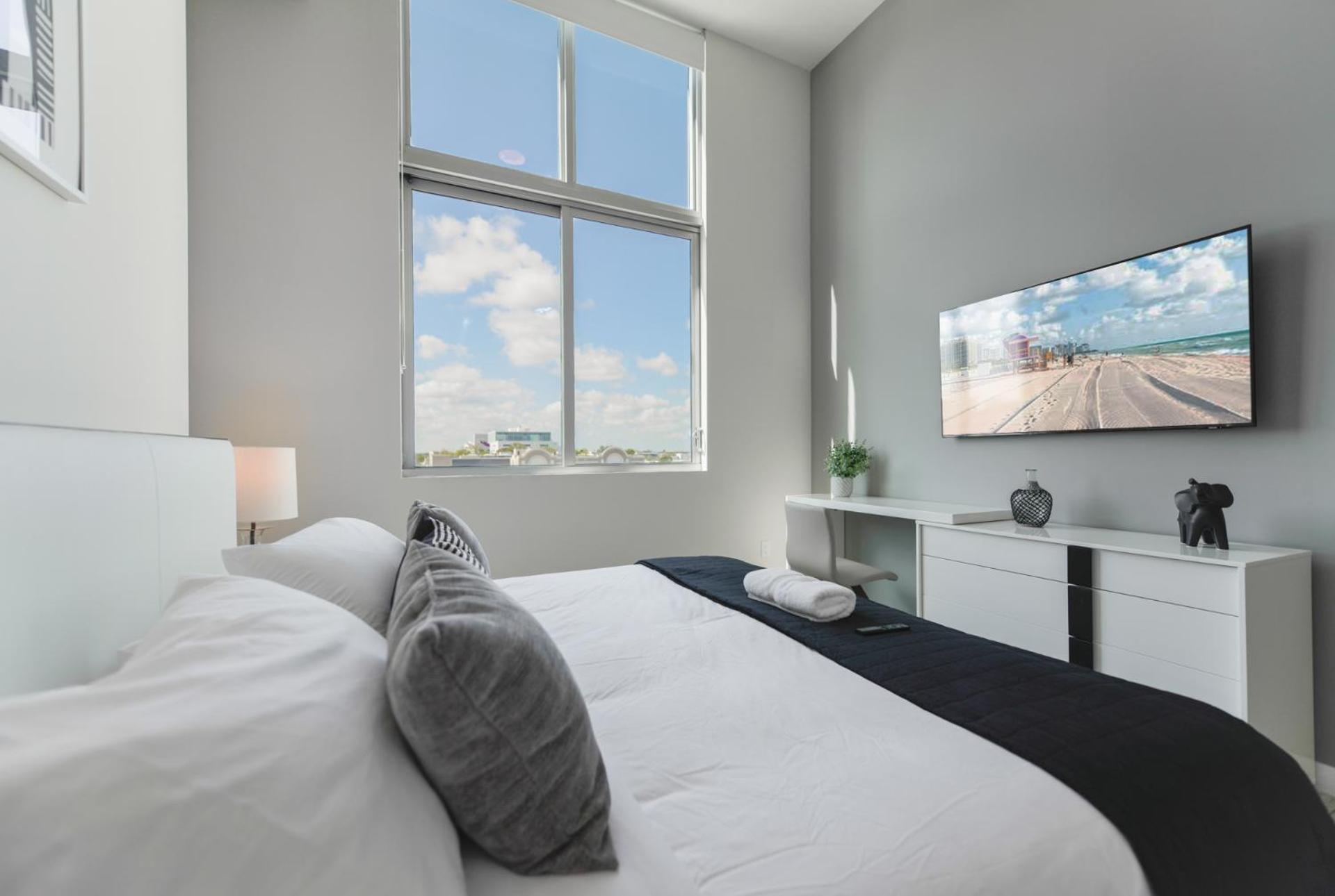 Luxury 1/1 + Den Modern In Design District Miami