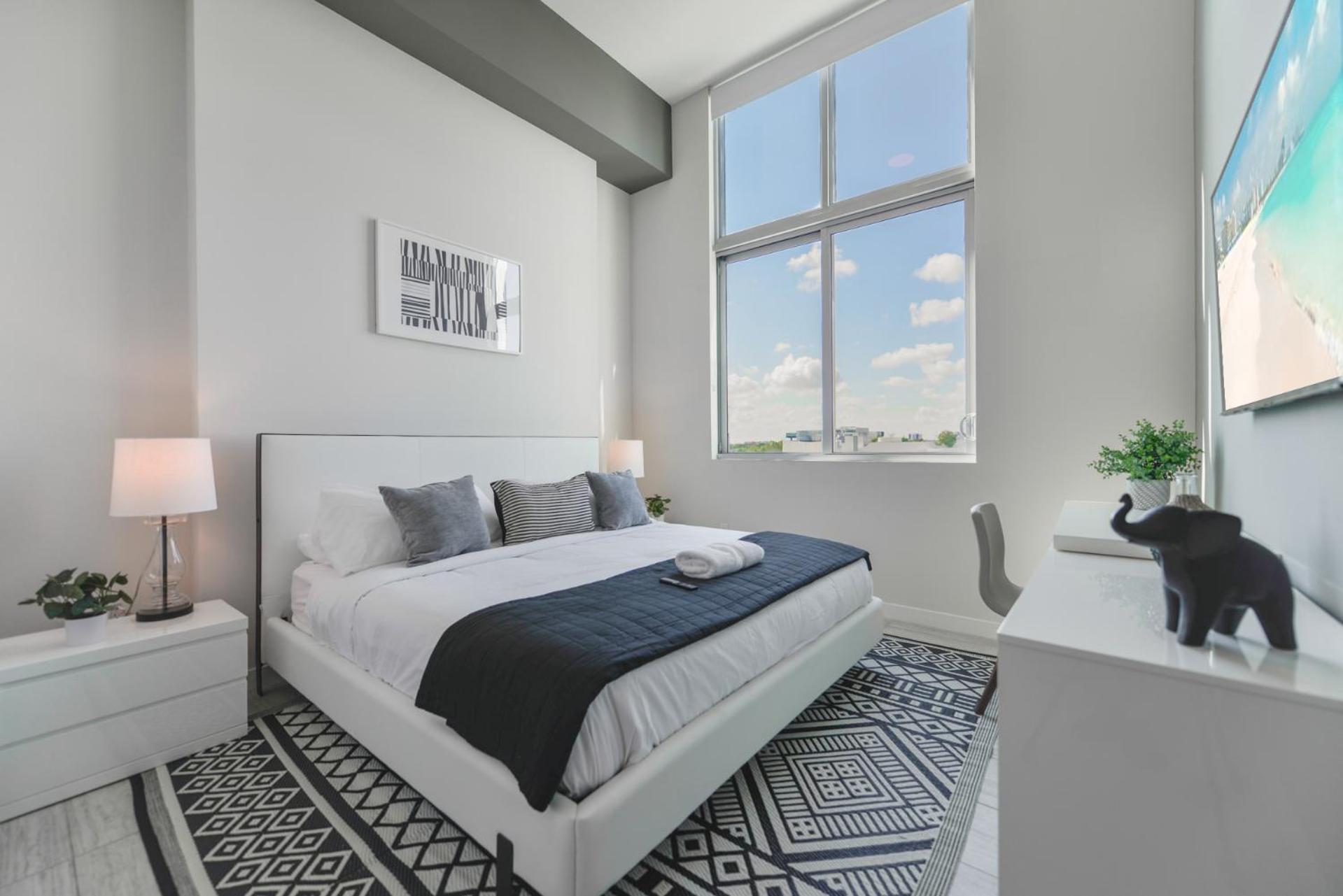 Apartment Luxury 1/1 + Den Modern In Design District *