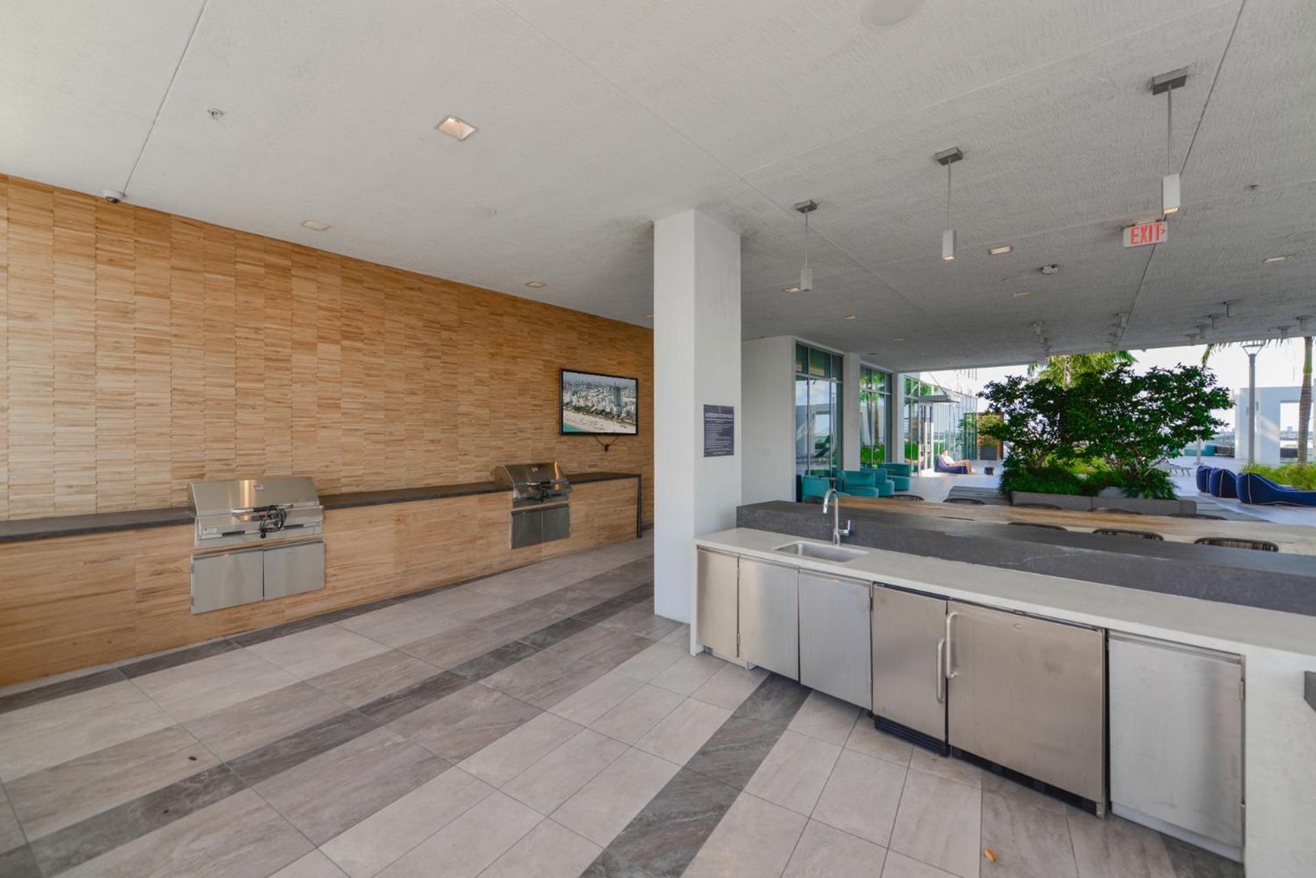 Luxury 1/1 + Den Modern In Design District Miami