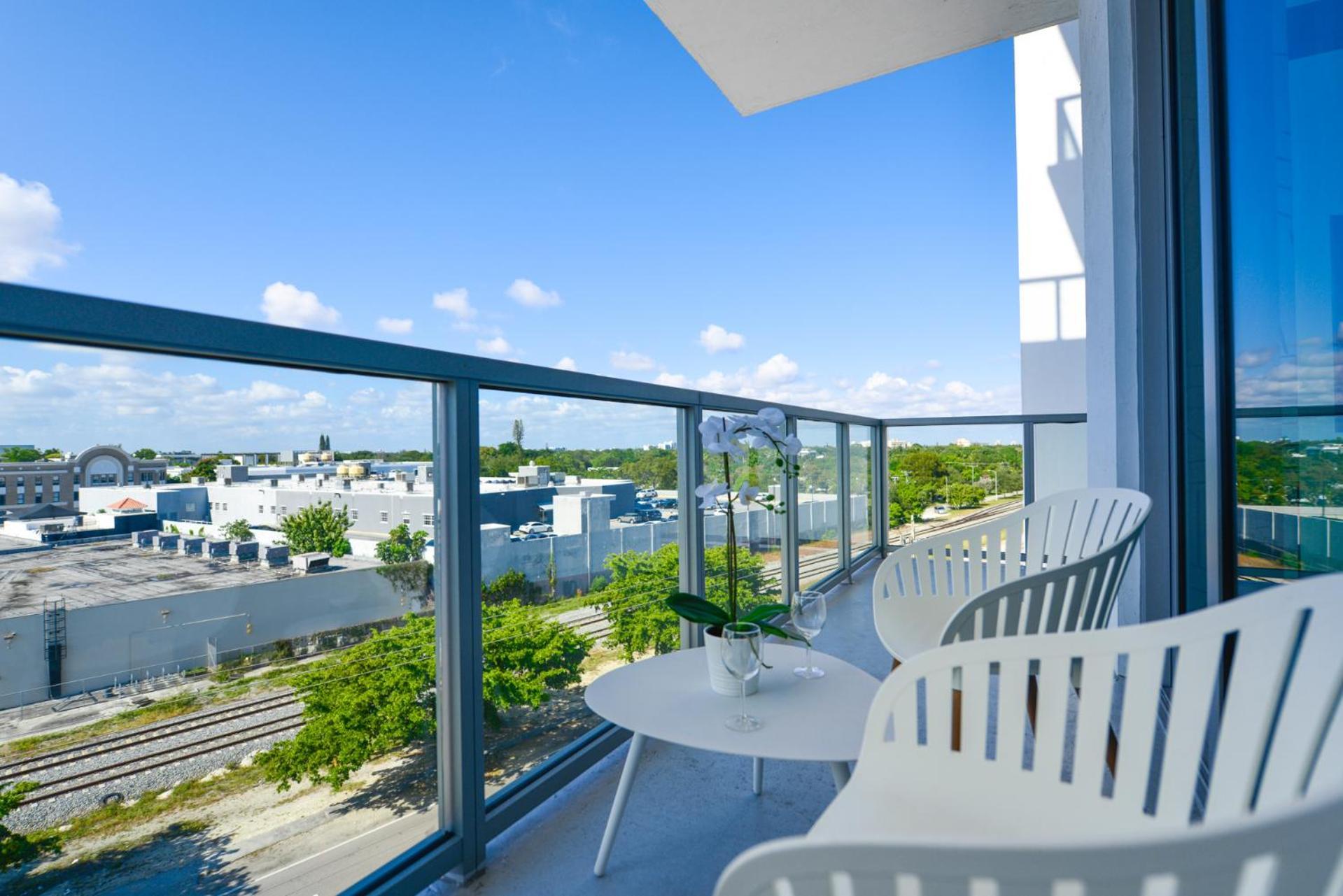 Luxury 1/1 + Den Modern In Design District Apartment