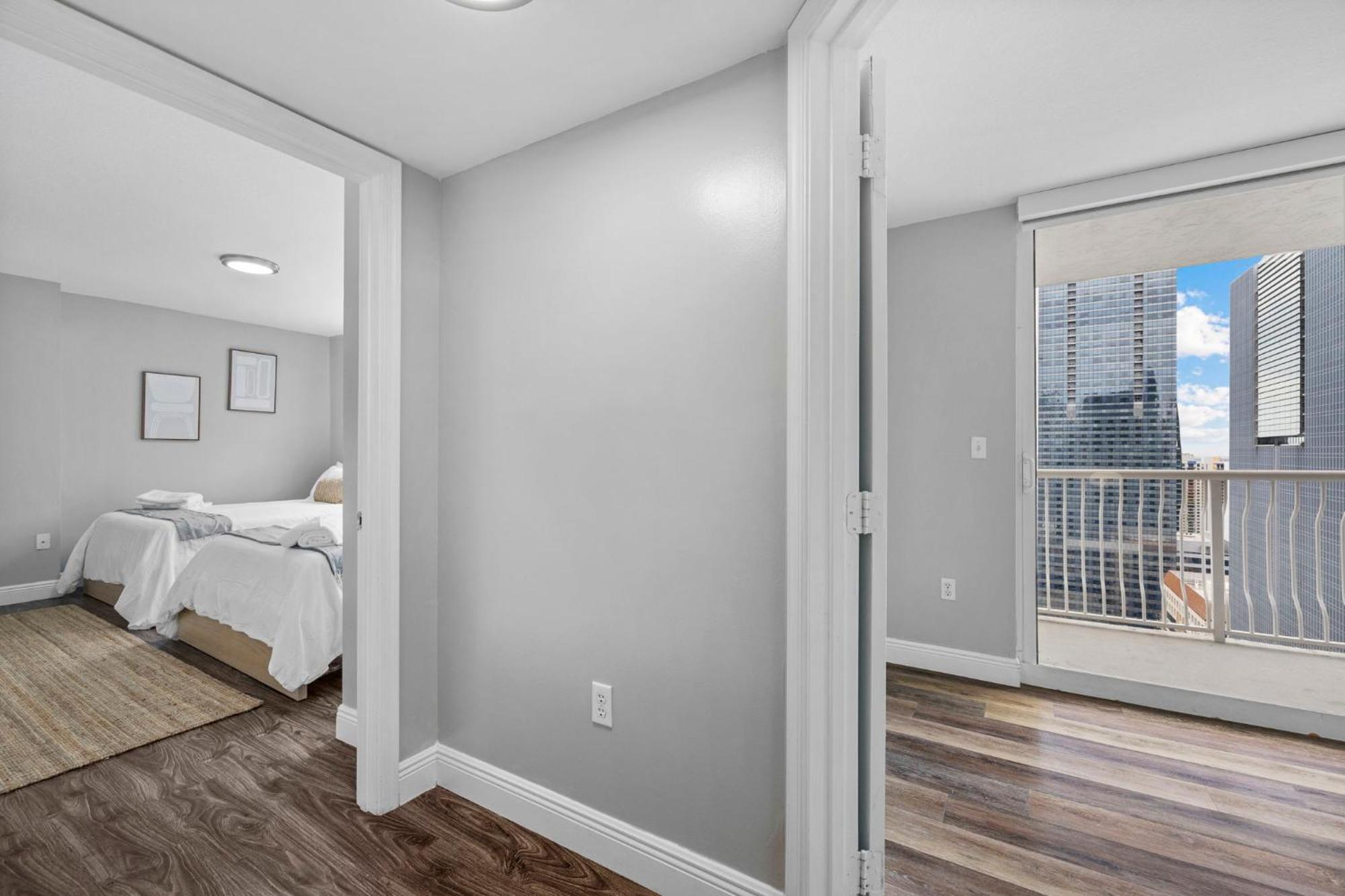 Breathtaking Views & Prime Location In Brickell Apartment