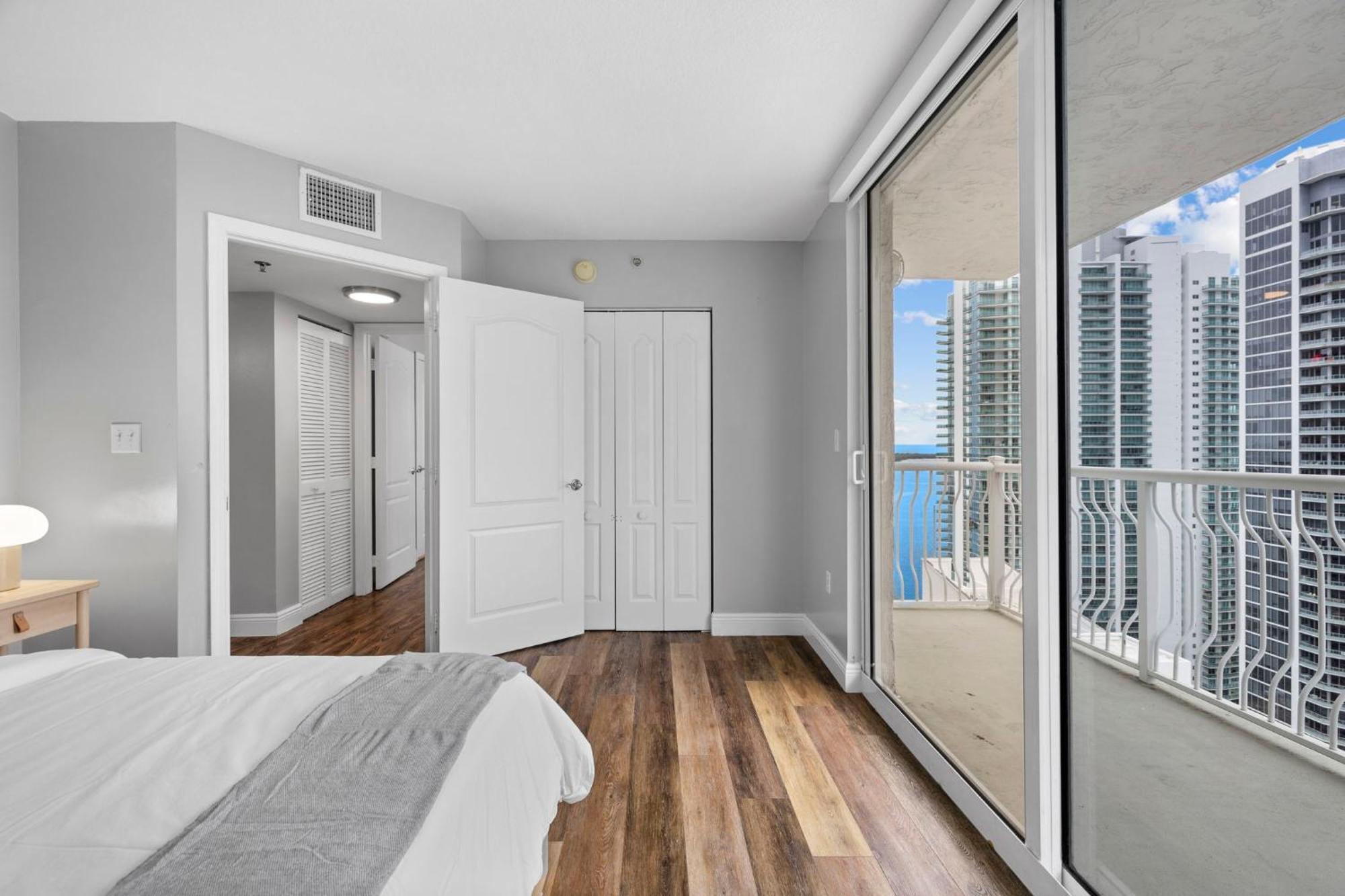 Apartment Breathtaking Views & Prime Location In Brickell *
