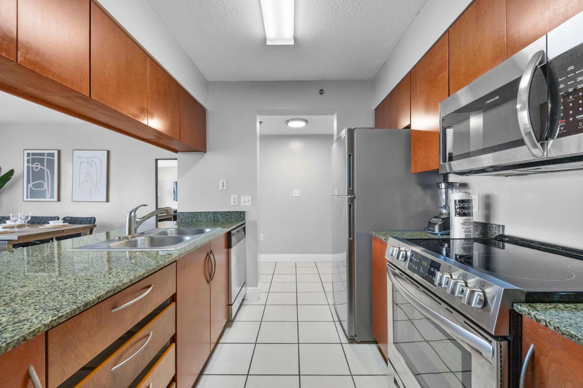 Breathtaking Views & Prime Location In Brickell Apartment *