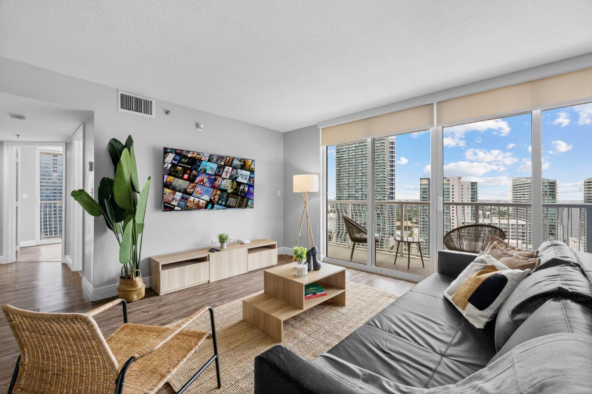 Breathtaking Views & Prime Location In Brickell Apartment