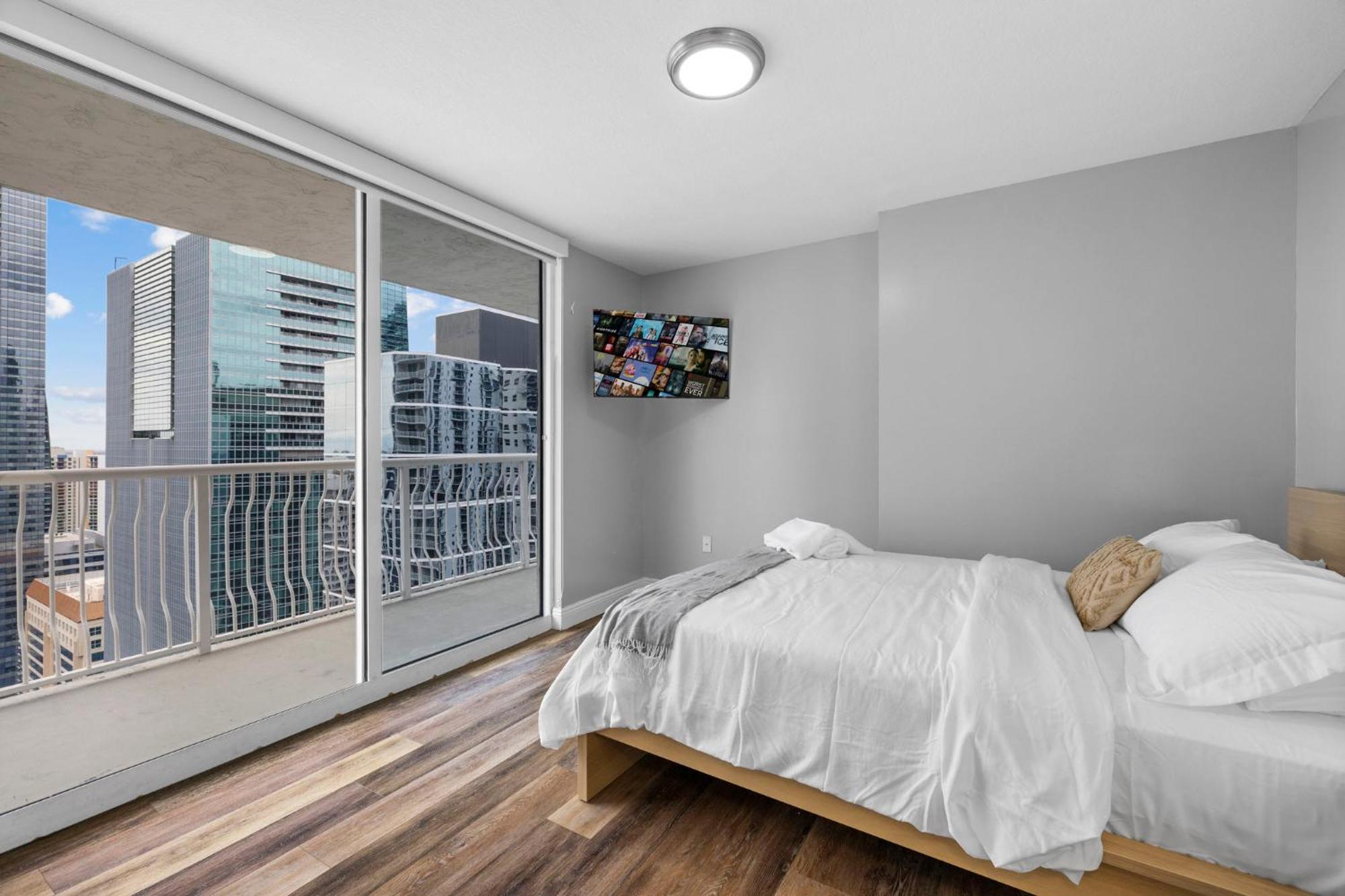 Breathtaking Views & Prime Location In Brickell Apartment