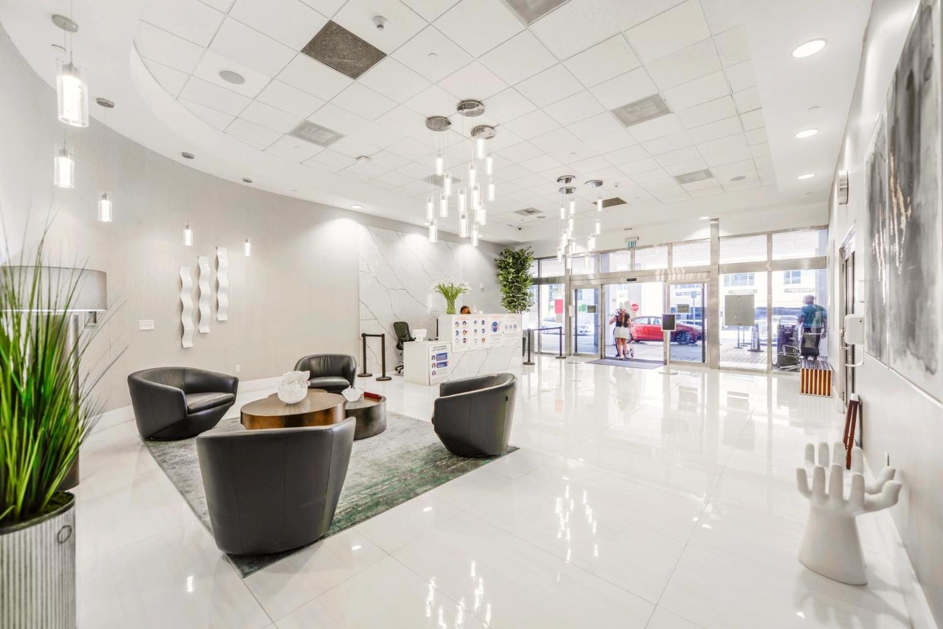 Breathtaking Views & Prime Location In Brickell Apartment *