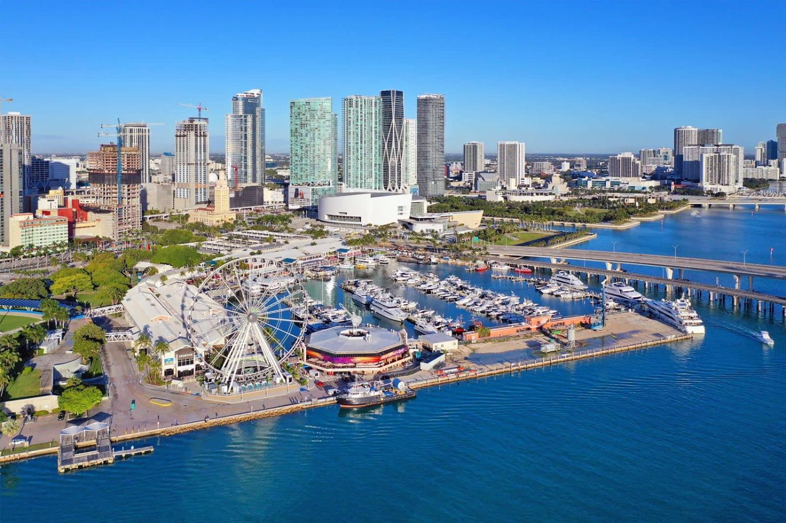 Sky-high Oasis Large Pool & Gym Apartment Miami