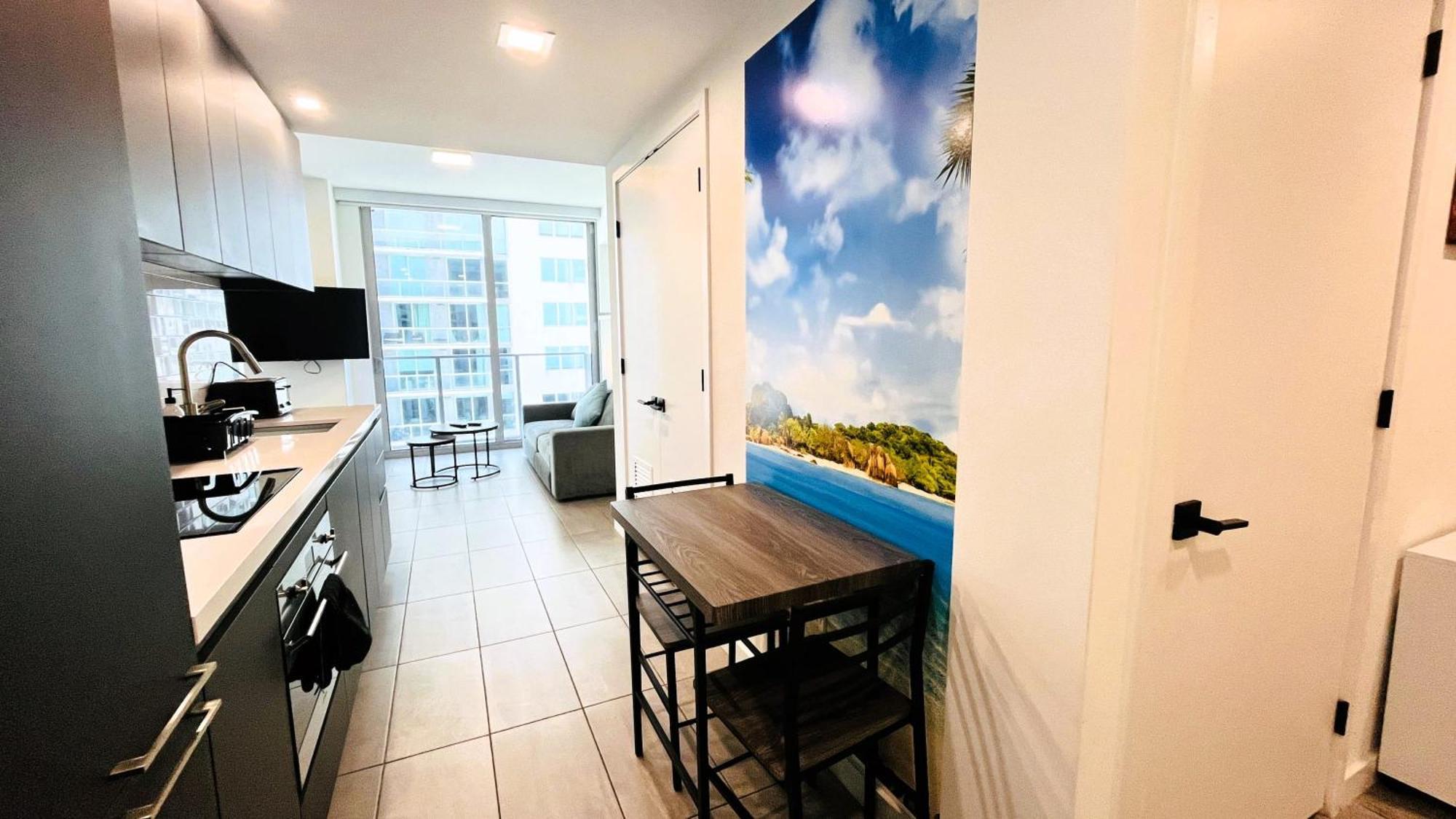 Sky-high Oasis Large Pool & Gym Apartment