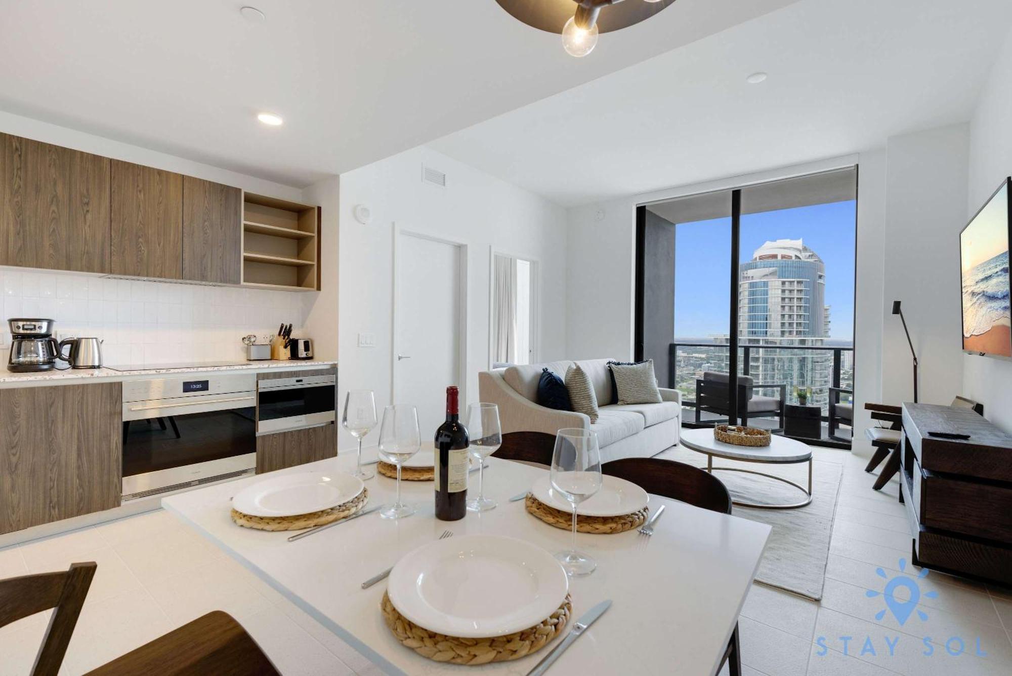 Chic Downtown - Views Gym & Pool Apartment *