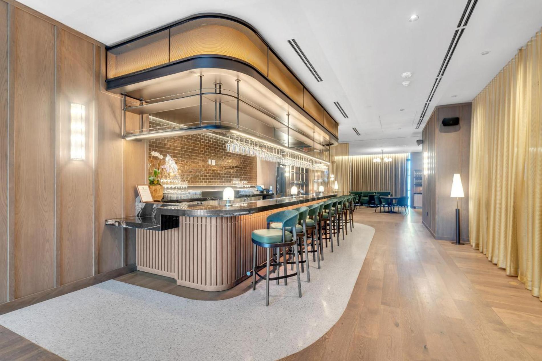 Modern 1br With Breathtaking Views Heart Of Downtown *