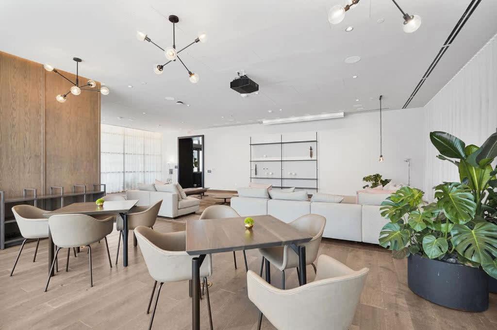 Modern 2br-2bth- Pool & Gym