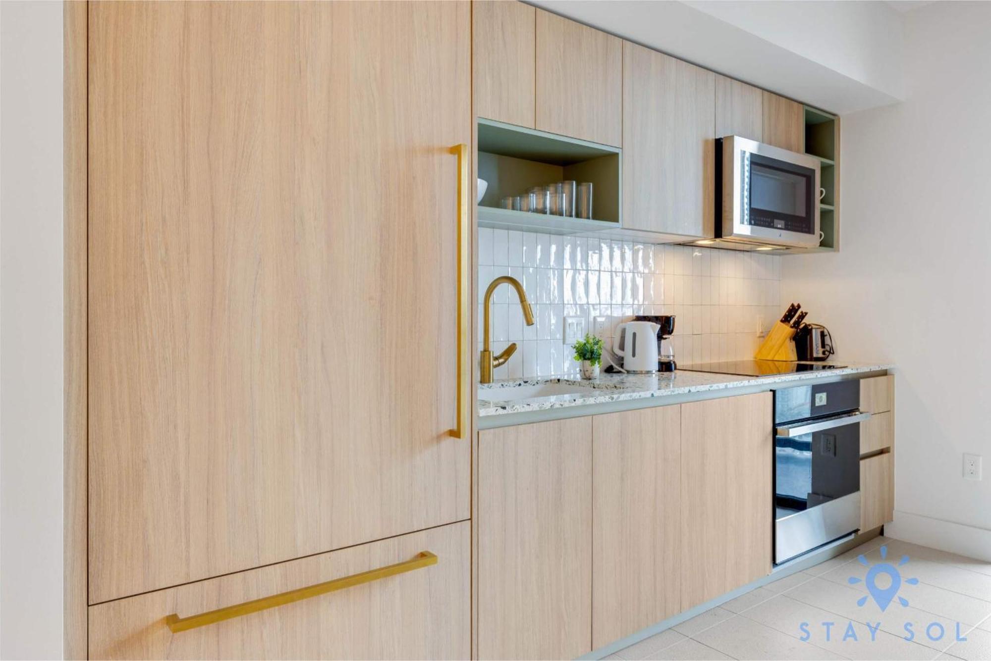 Modern 2br-2bth- Pool & Gym