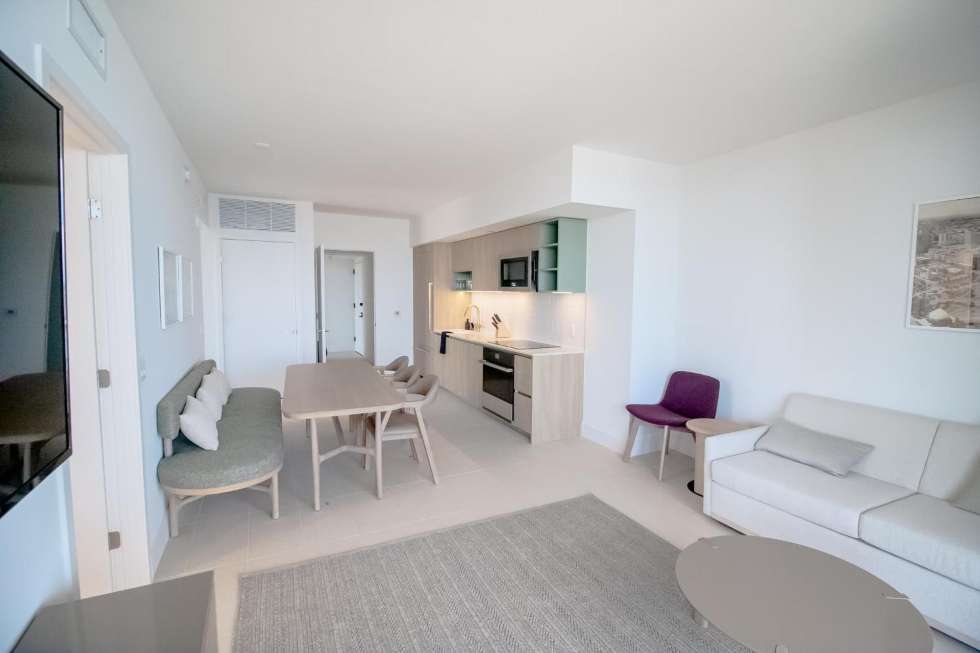 Luxurious Downtown Escape Apartment *
