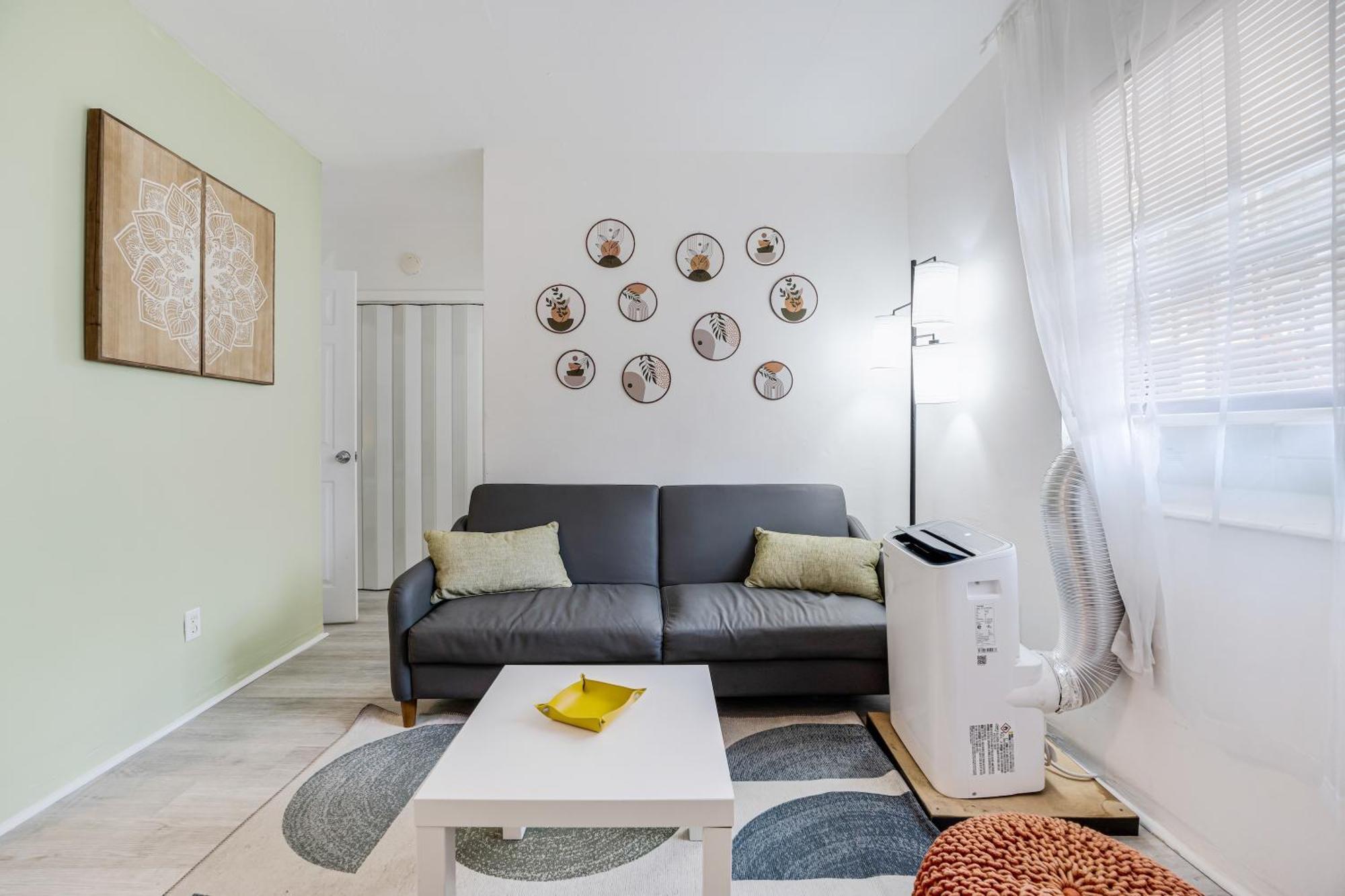Stylish 1br Minutes From Brickell Apartment *