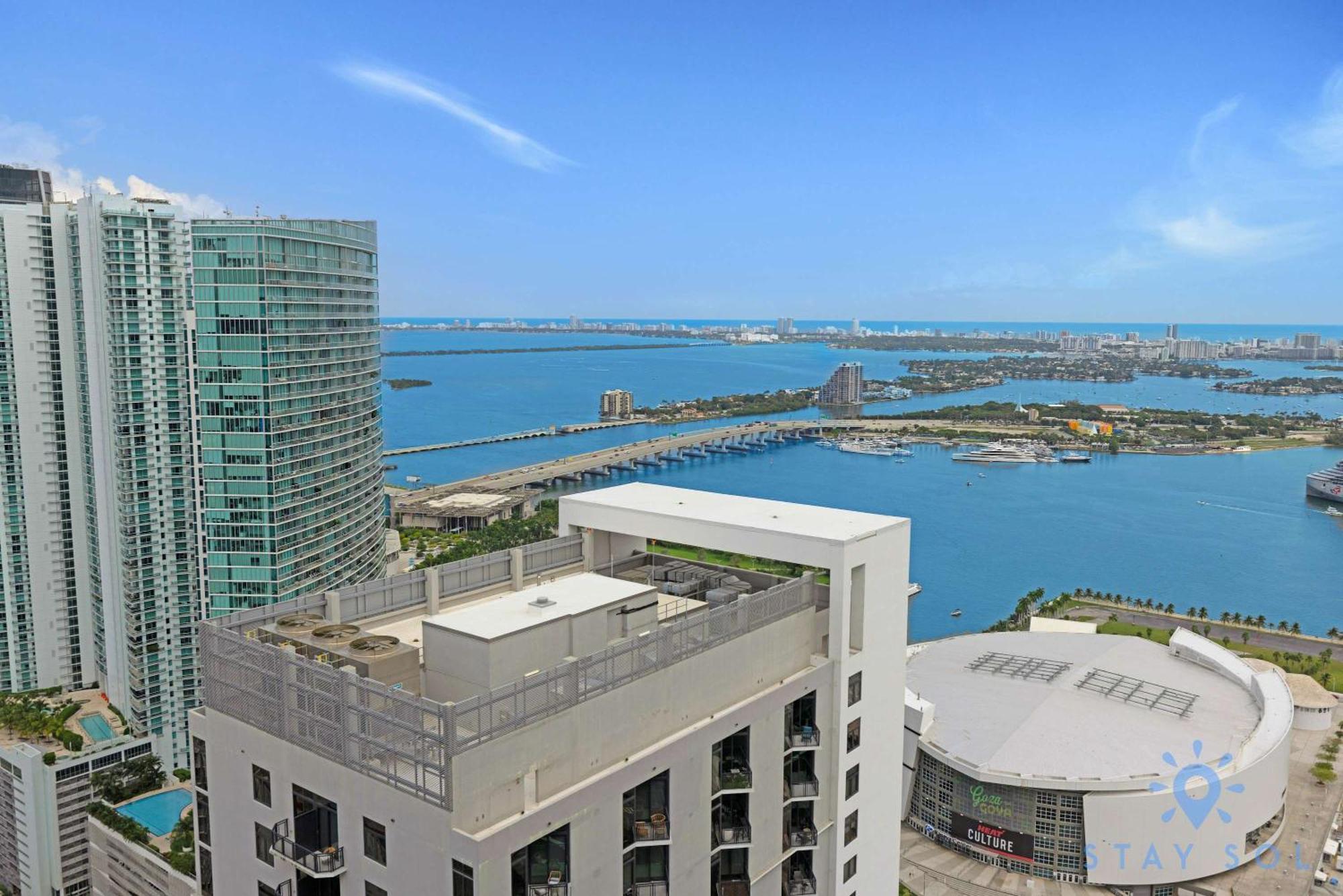 Chic Downtown - Views Gym & Pool Apartment