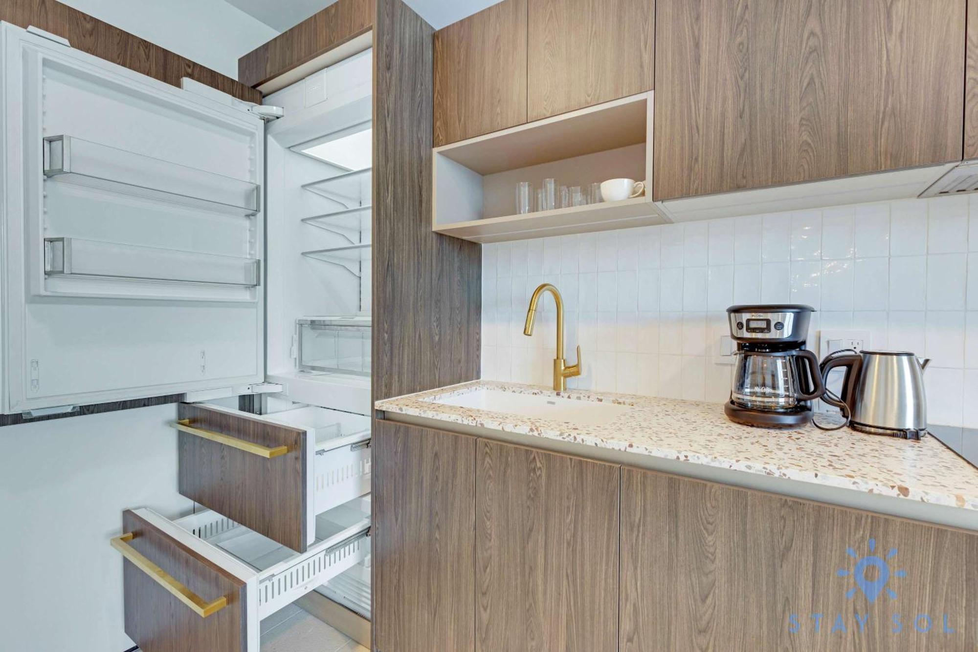 Chic Downtown - Views Gym & Pool Apartment