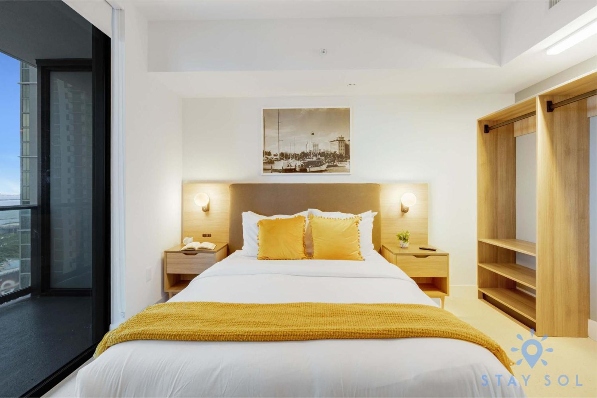 Modern 2br-2bth- Pool & Gym Apartment *
