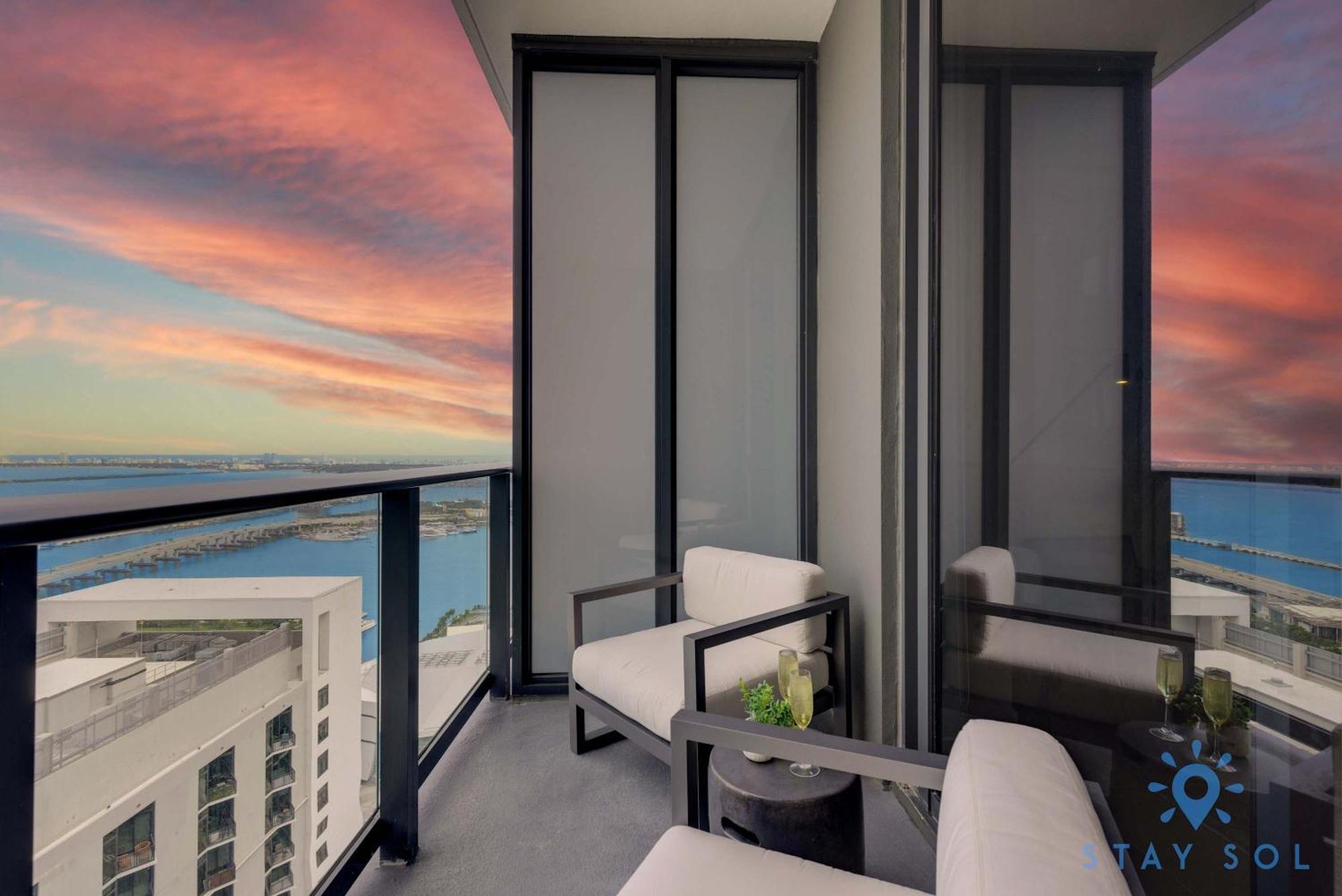 Chic Downtown - Views Gym & Pool Apartment