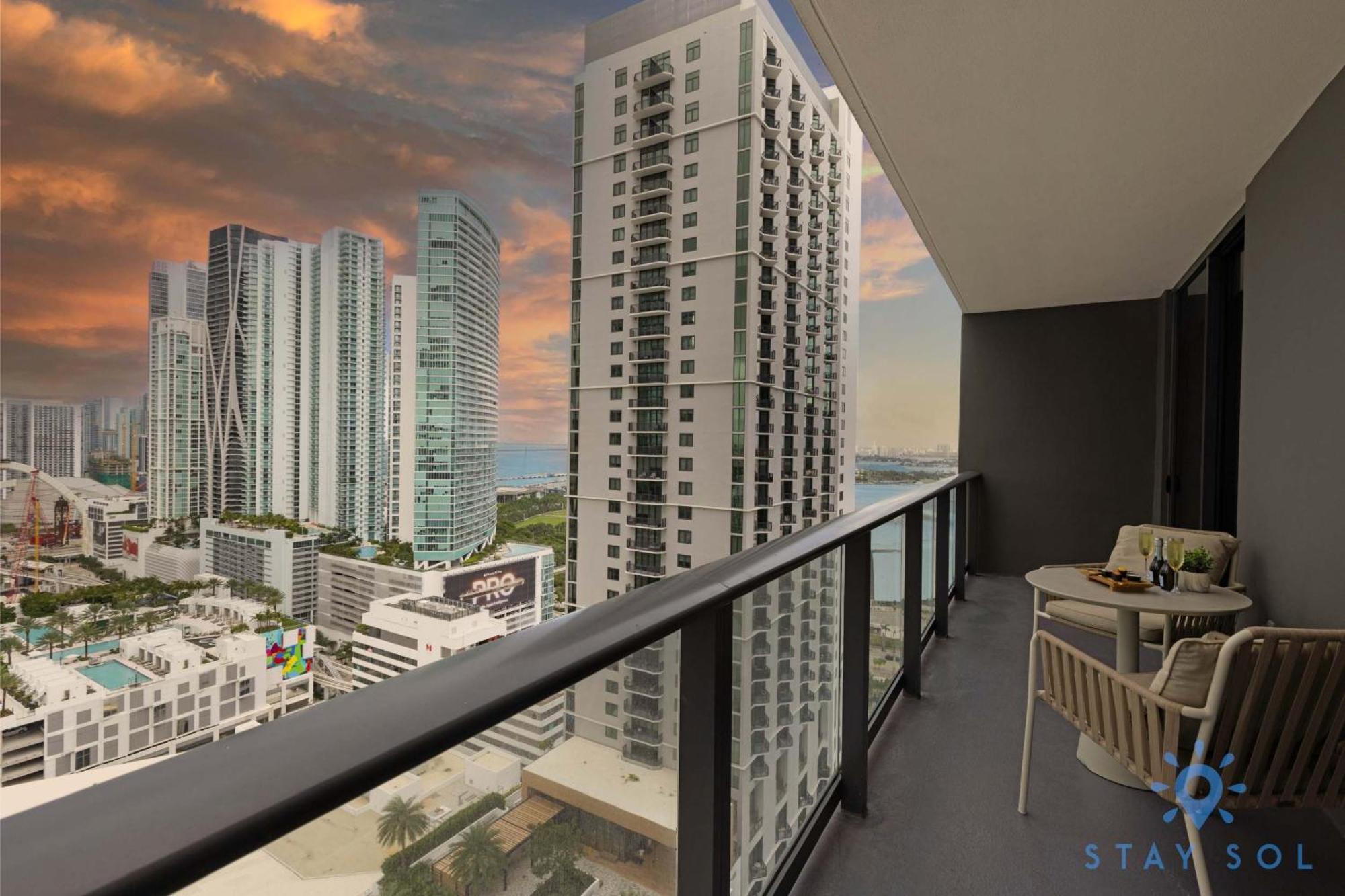 Modern 2br-2bth- Pool & Gym Apartment *