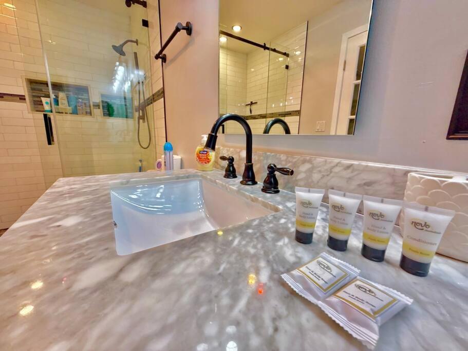 Exclusive 5-br Spacious House With Pool Holiday home Miami