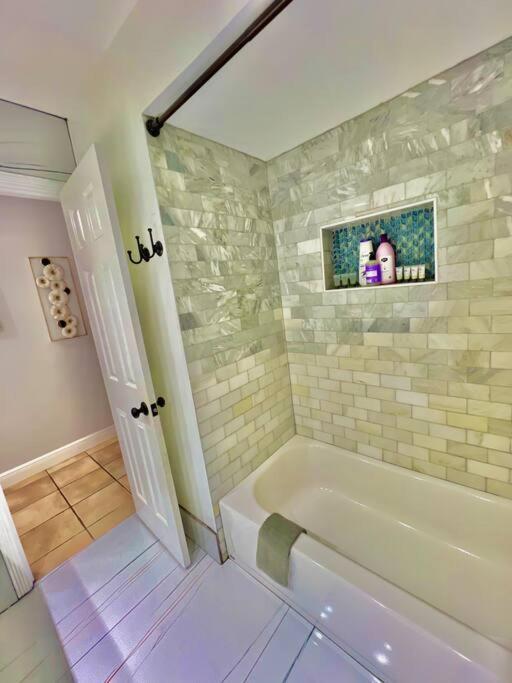 Exclusive 5-br Spacious House With Pool Holiday home