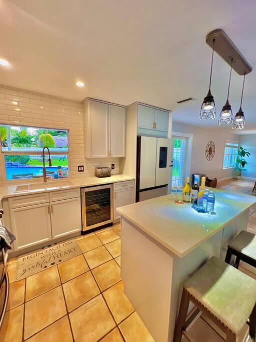Exclusive 5-br Spacious House With Pool Holiday home Miami