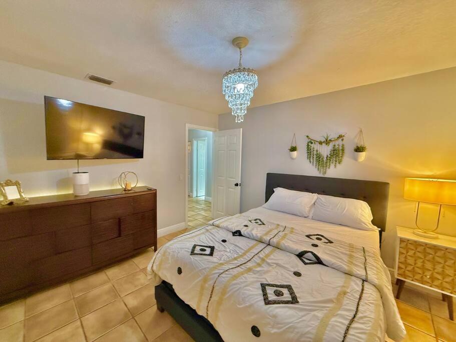Exclusive 5-br Spacious House With Pool Holiday home *